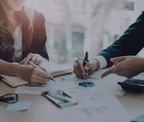 スタッフ同士で話し合いをしている