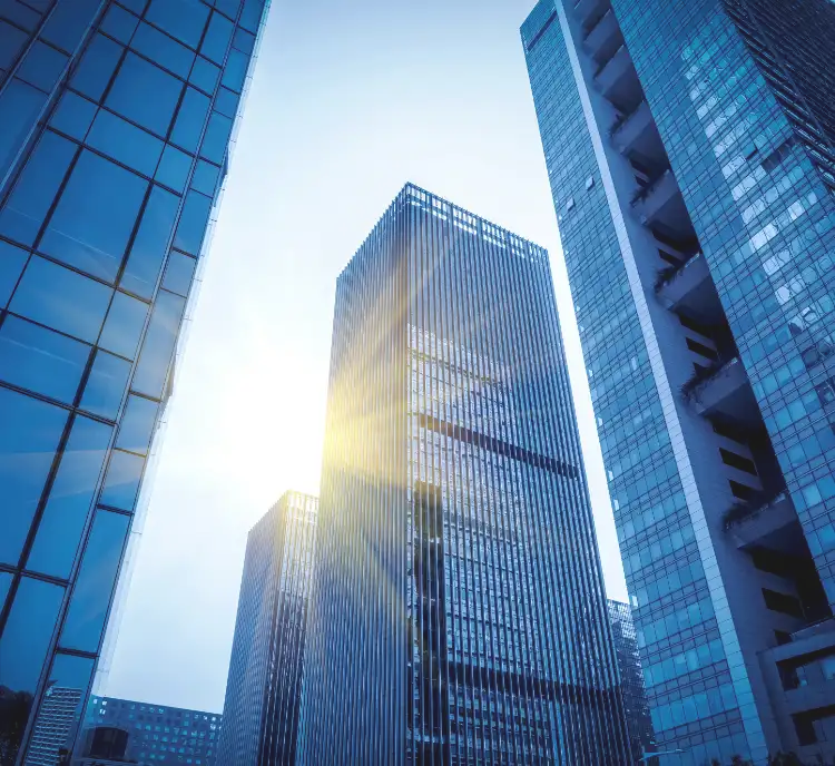 高層ビルを見上げる景色